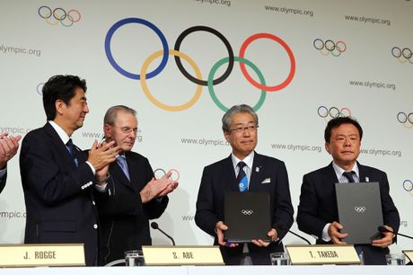 Japanese leaders celebrate the announcement that they will hold the Olympics in 2020   