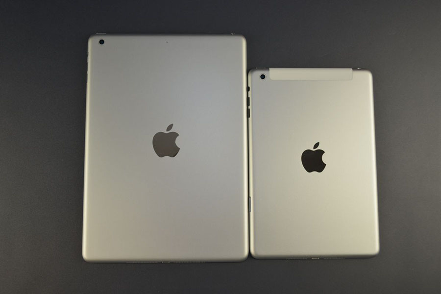 Back plates of Apples new iPad and iPad Mini.